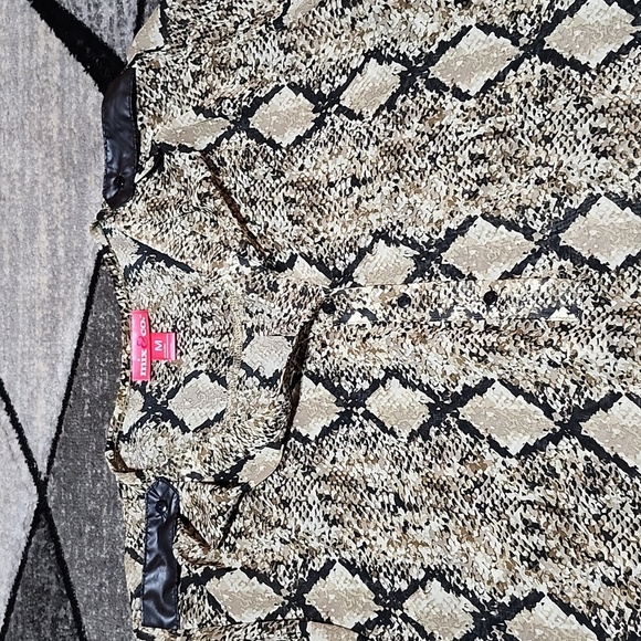 MIX & CO. HENLEY SHEER SNAKESKIN PRINT BRACELET SLEEVES DROPTAIL BLOUSE TOP - Picture 2 of 15